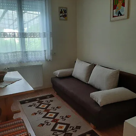 Uj Elet Weekend House